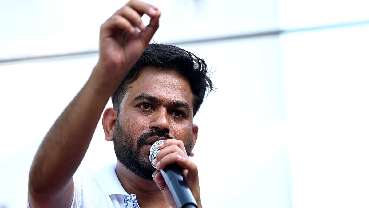 दिल्ली लैंड होते ही अभिजीत दिपके ने कहा, “सबको तो अंदर कर दिया, मैं अरेस्ट होने ही आया हूँ”