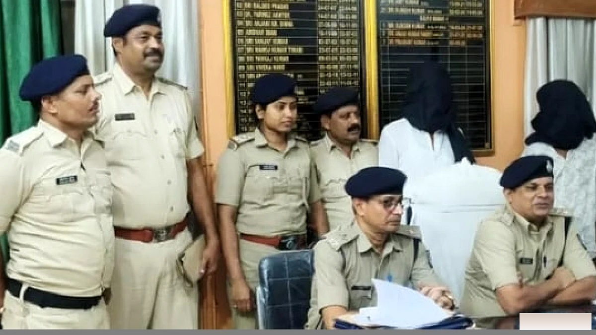 बिहार के बेगूसराय में पिता‑पुत्र के घर से 4 हथियार और 32 कारतूस बरामद, पुलिस ने दोनों को गिरफ्तार