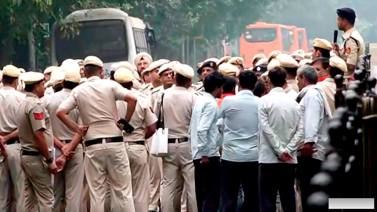 कनॉट प्लेस में PTI बिल्डिंग के पास 50 प्रदर्शनकारियों पर पथराव, दो पुलिसकर्मी घायल, सभी को हिरासत में लिया गया