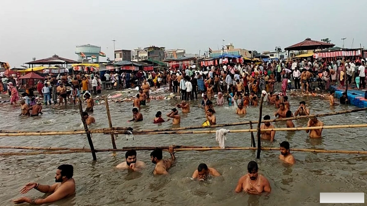 पितृ अमावस्या पर यूपी के ब्रजघाट, कच्चे घाट और पूठ में एक लाख से अधिक श्रद्धालुओं का गंगा स्नान