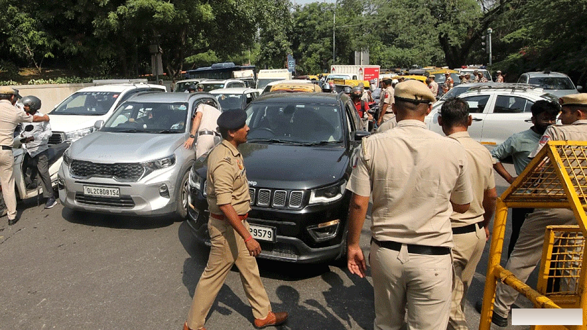 प्रदर्शनों के कारण दिल्ली में फंसे विदेशी पर्यटक: तीन दिन होटल में कैद, योजनाएँ बिगड़ीं