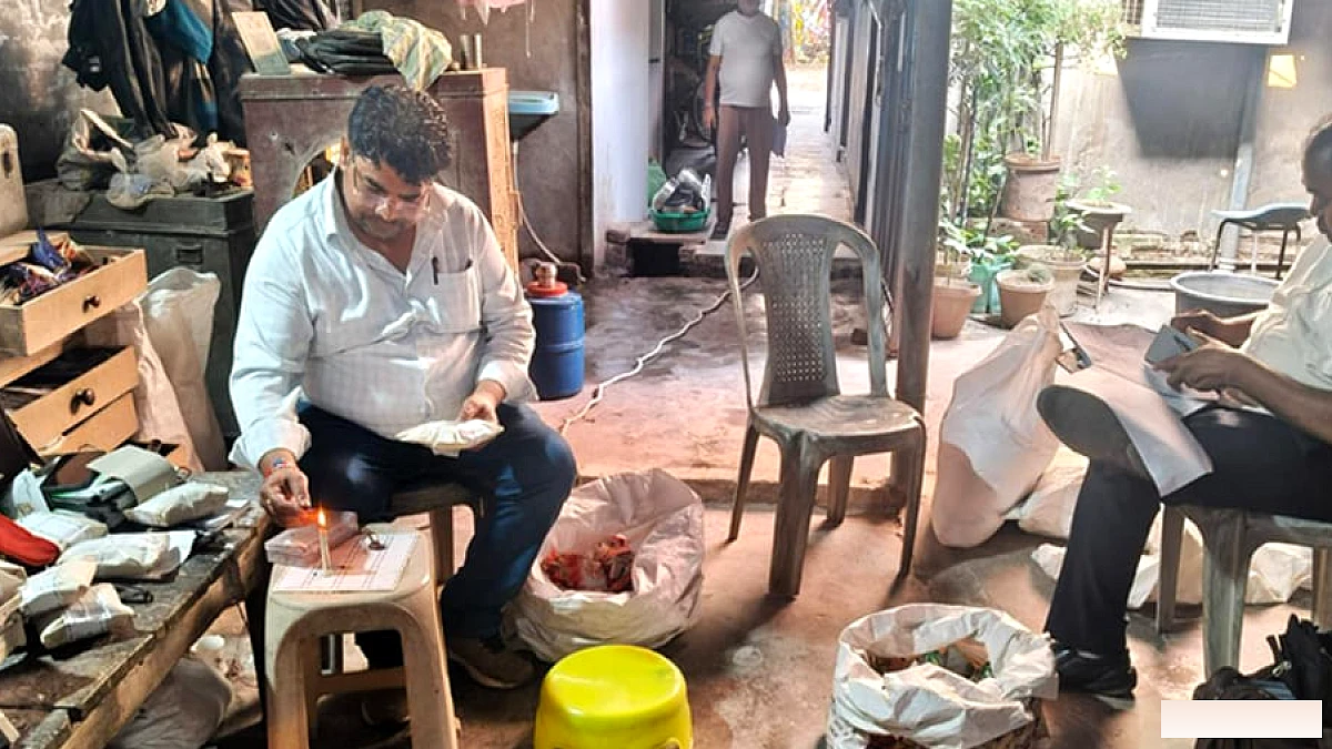 कानपुर में कट्टू और सिंघाड़े के आटे के 18 नमूने लिए, 1.60 लाख रुपये का माल जप्त