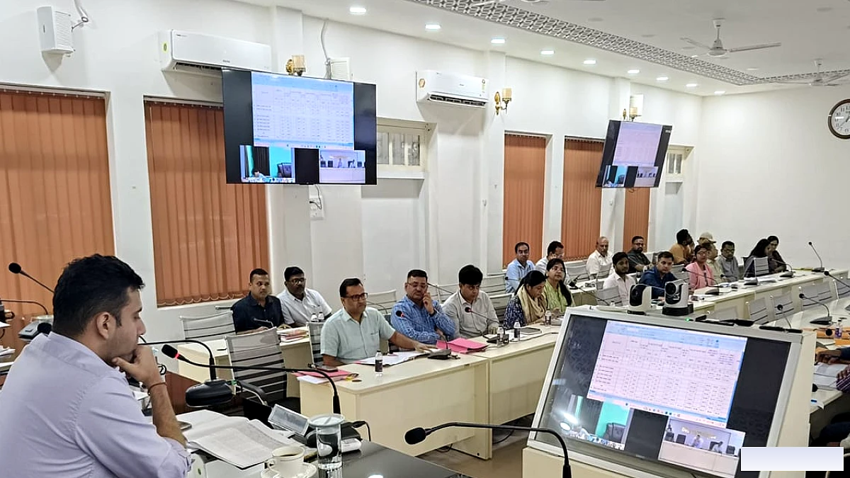 बेगूसराय में आठ अंचलाधिकारियों के वेतन पर रोक, डीएम ने मांगा स्पष्टीकरण; लापरवाही पर सख्ती