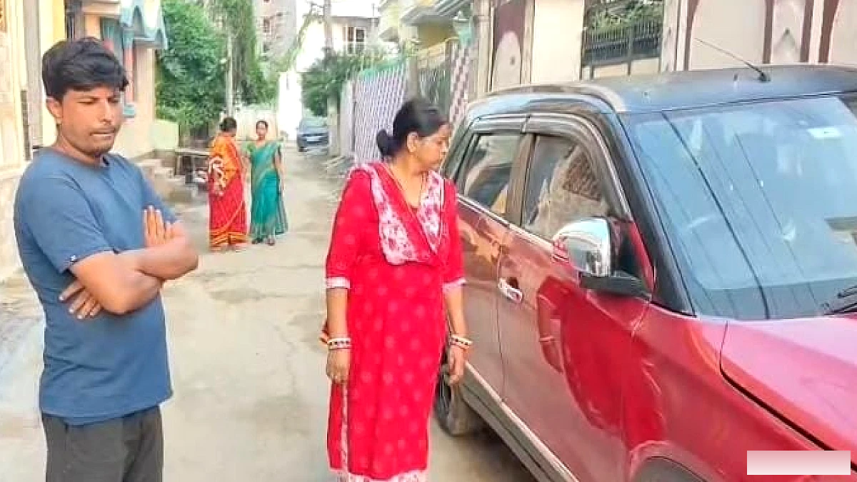 पूर्व पार्षद के घर पर गोलियों की बौछार! कार को भी बनाया निशाना, सीसीटीवी में कैद हुए बदमाश