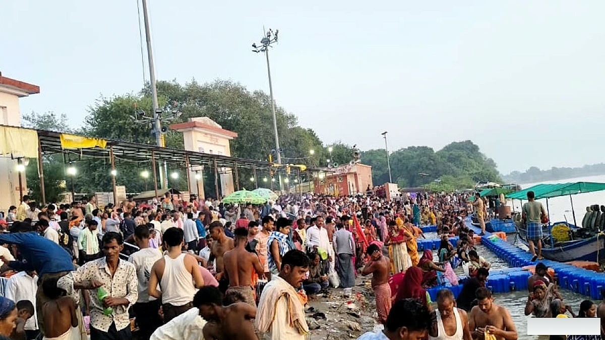 कड़ा धाम में सुबह 4 बजे से गंगा स्नान की भीड़, मंगला आरती के बाद मां के कपाट का उद्घाटन