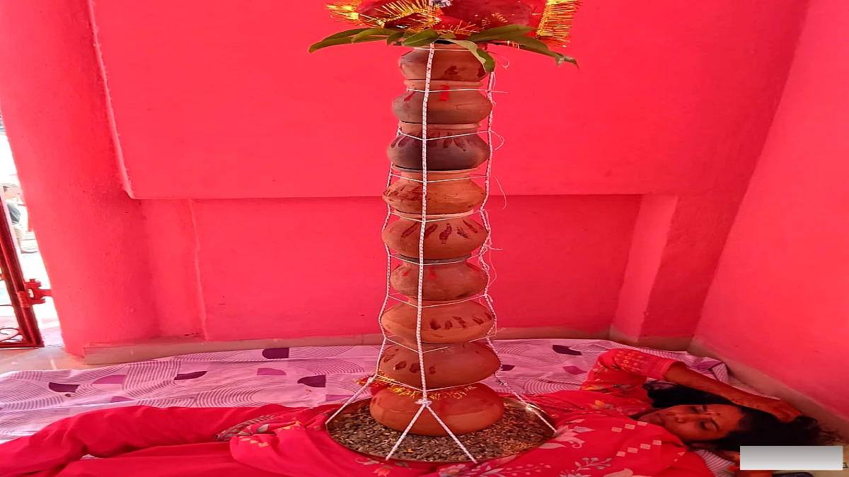 कौन है सीने पर नौ कलश रखकर साधना करने वाली मनीषा? पंचगामा दुर्गा मंदिर में शुरू की कठिन तपस्या