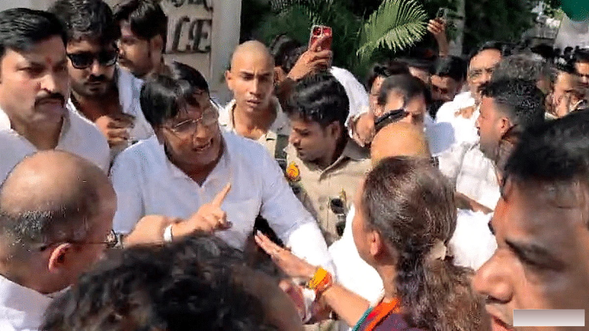 अजय राय पहुंचे कांग्रेस कार्यालय, अध्यक्ष आराधना मिश्रा मोना के कार्यभार ग्रहण पर विवाद