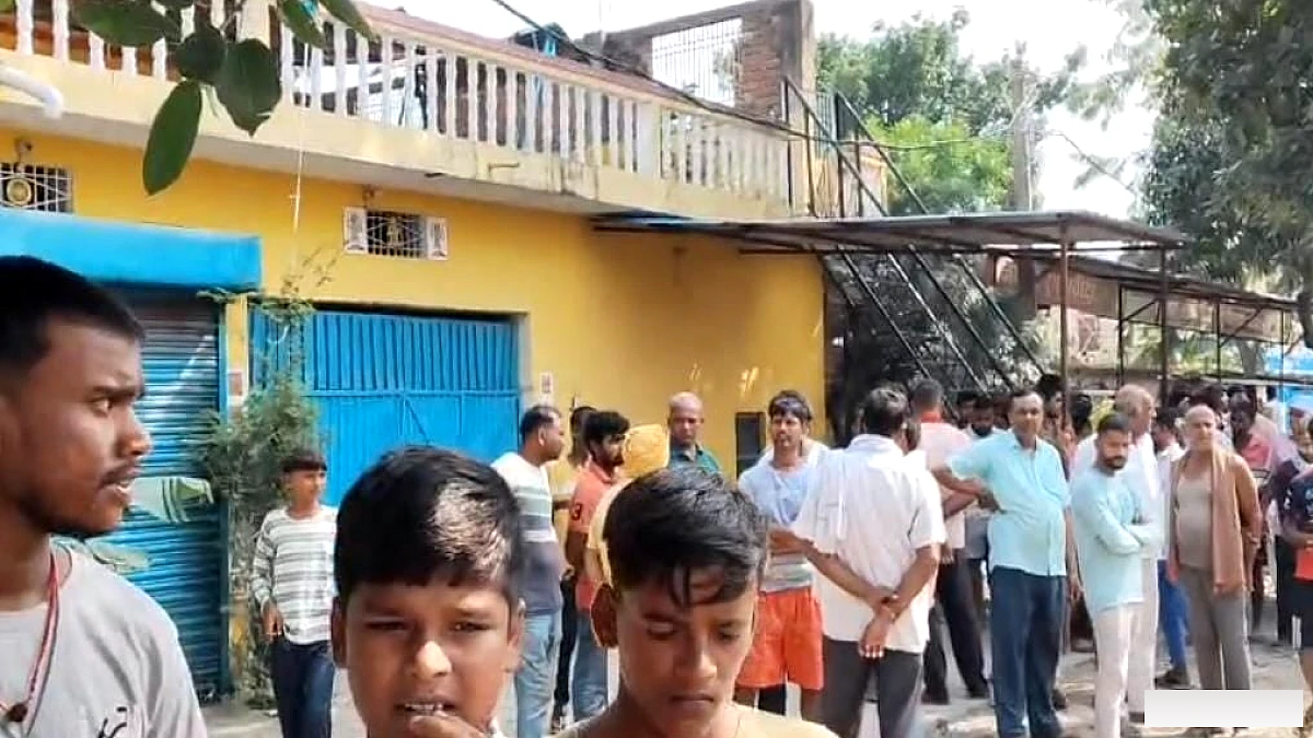 बिहार में काल बना बालू लदा ट्रक: नवरात्र पर पूजा कर लौट रहे दंपती को कुचला, आक्रोशित ग्रामीणों ने रोका रास्ता