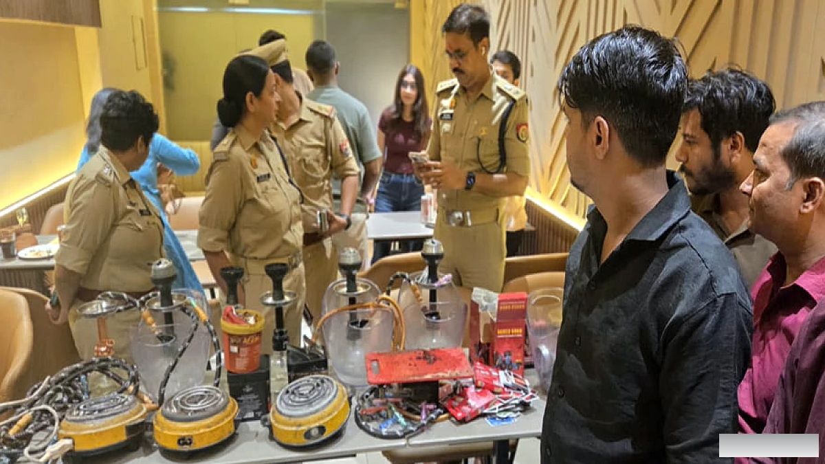 एस्केप कैफे में हुक्का बार की छापेमारी, बरामद हुई सामग्री