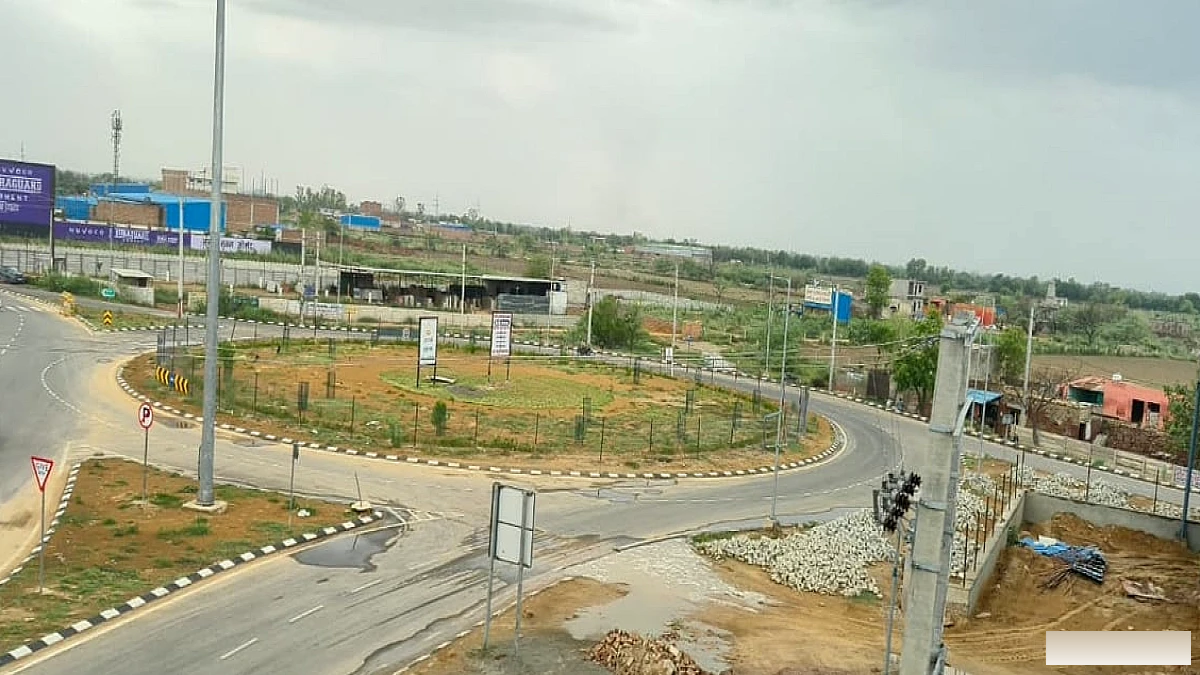 आगरा में नया बाईपास बन रहा है, 6 गांवों की जमीन खरीद‑बिक्री पर रोक, जमीन के दाम आसमान छूने को तैयार