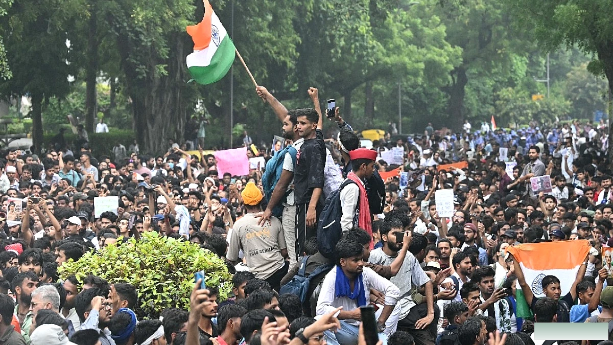 दो दशकों में कई आंदोलन‑स्थल