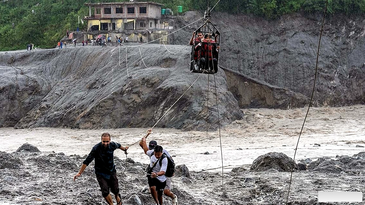 नेपाल में बाढ़‑लैंडस्लाइड की बढ़ती तबाही: ग्लेशियर पिघलना, भारी बारिश और पहाड़ी अस्थिरता प्रमुख कारण