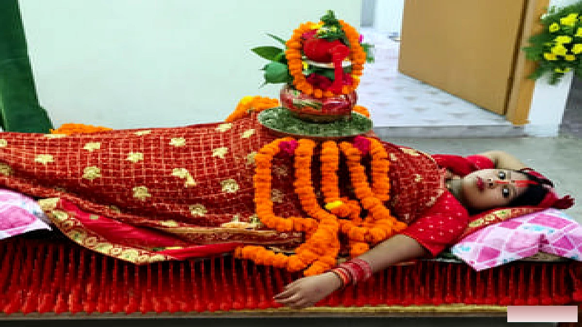 32 किलो कीलों से बनी सेज पर लेटीं मधुमाला, सीने पर कलश रखकर कर रहीं मां दुर्गा की आराधना