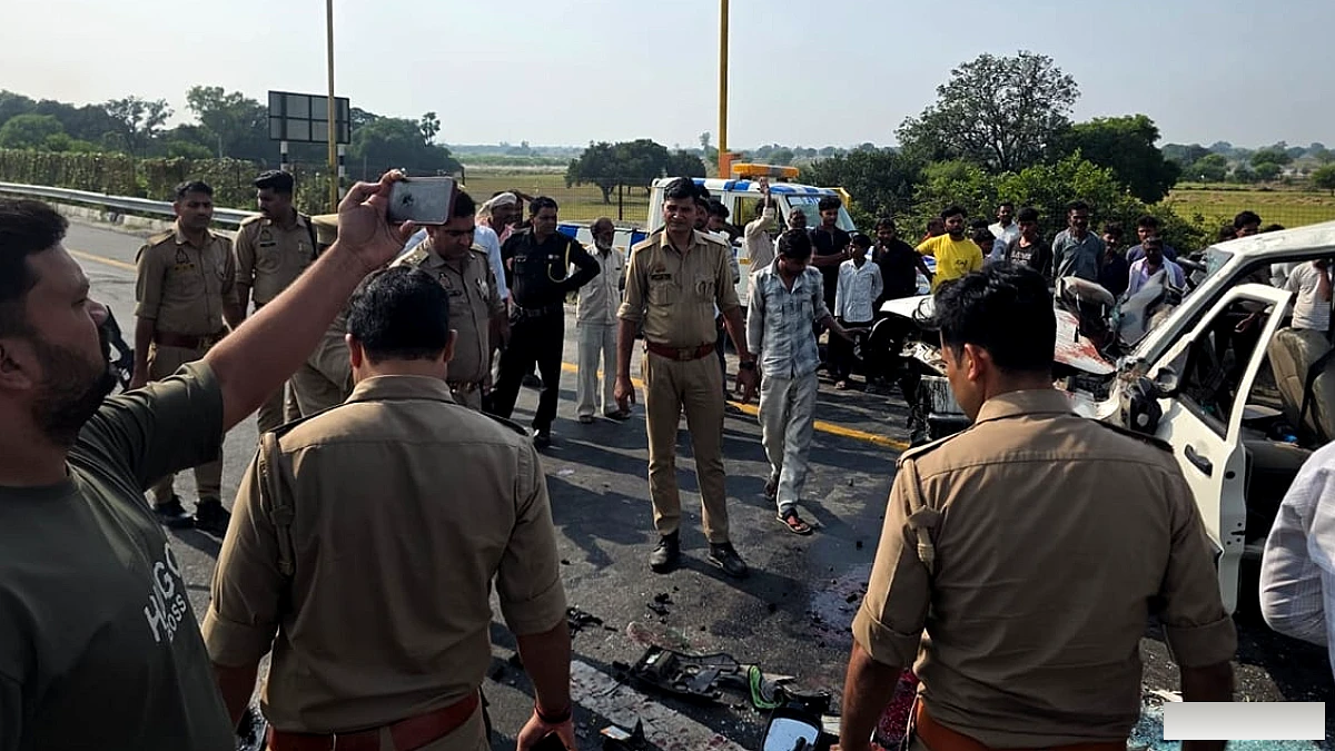 पूर्व सांसद की एस्कॉर्ट गाड़ी आगरा‑लखनऊ एक्सप्रेसवे पर पलटकर हेड कांस्टेबल की मृत्यु