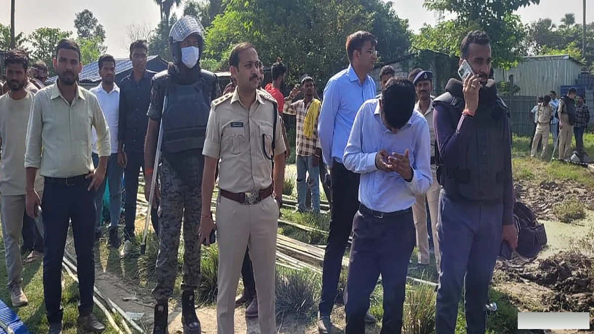 अतिक्रमण पर बुलडोजर चलाकर 10 एकड़ सरकारी जमीन खाली कराई, सैकड़ों मकान ध्वस्त