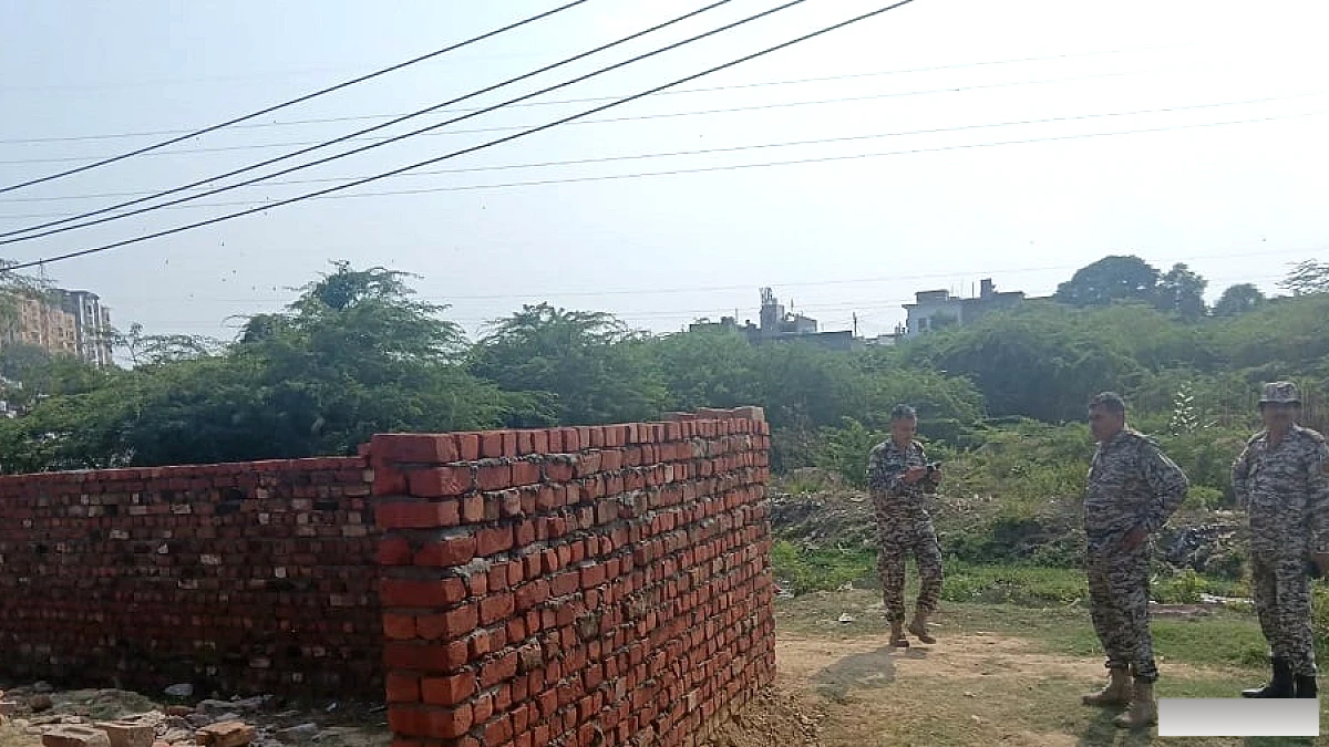 आगरा में सरकारी जमीन पर कब्जे की कोशिश, नगर निगम ने दीवार ढहाई, महिलाओं ने पट्टे के दावे से विरोध