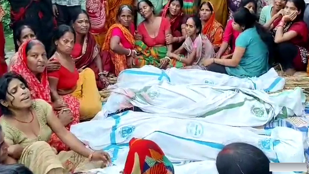 एक ही परिवार के 13 बच्चों की मौत, माताओं की चीखें गंगा किनारे गूँजी