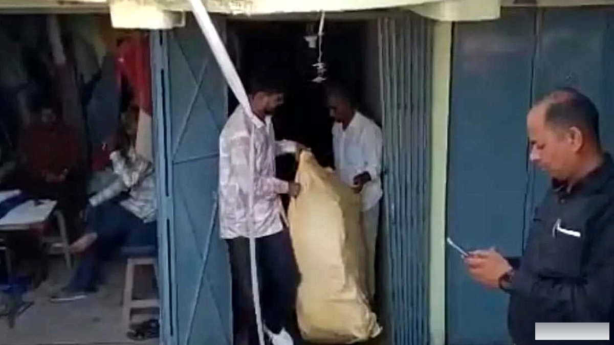 नकली ब्रांडेड चप्पल बनाने का खुलासा, स्पार्क के लोगो वाले 420 चप्पल बरामद