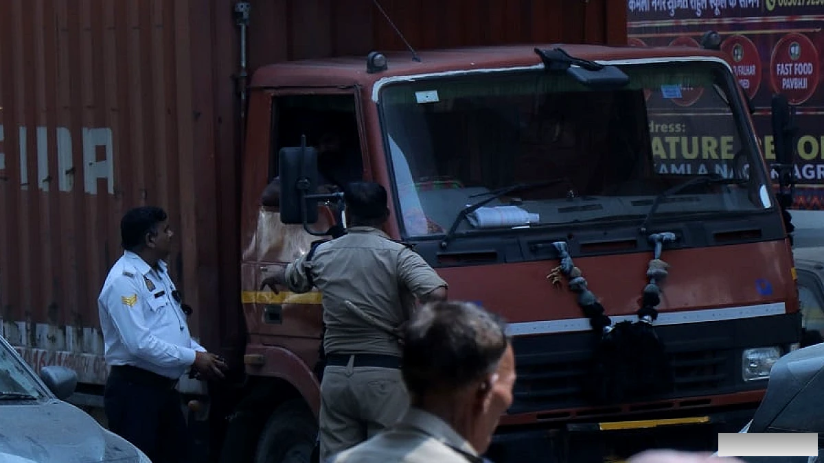 ट्रैफिक पुलिस का अजीब मामला: हरियाणा नंबर ट्रक को रोका, बातचीत के बाद मिली क्लीन चिट; जाम का कोई डर नहीं