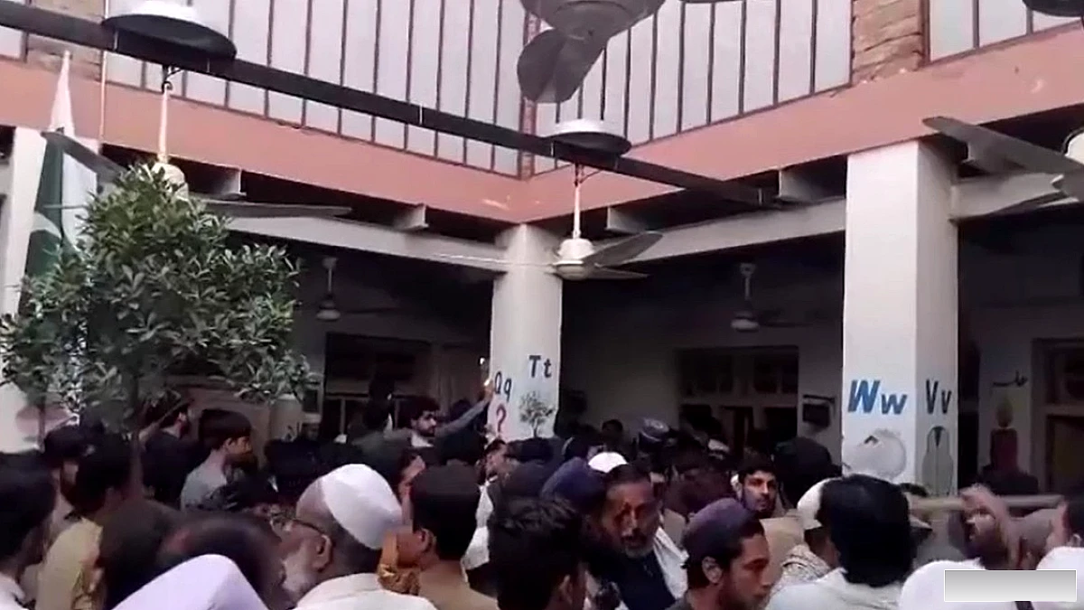 पेशावर के स्कूल की छत ढहने से 17 छात्र और एक शिक्षक की मौत, बच्चों की सुरक्षा पर सवाल