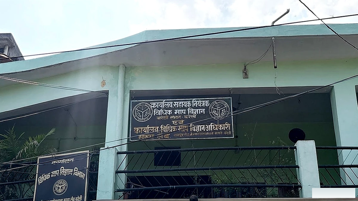 बरेली में घटतौली के खेल में लुट रहे उपभोक्ता, दुकानों पर डिब्बे सहित तौली जा रहीं मिठाइयां