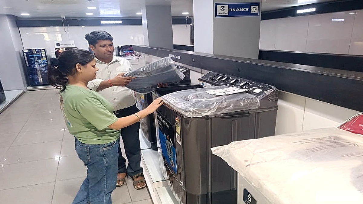 दुकानदारों ने ऑनलाइन को टक्कर, कैशबैक व नो‑कॉस्ट EMI से किया बाज़ार में धूम