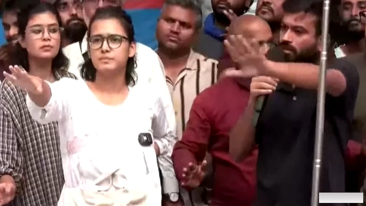 नेहा बोरा‑अभिजीत दिपके की प्रेस कॉन्फ्रेंस में हंगामा, दिनकर की कविता पर विवाद छेड़