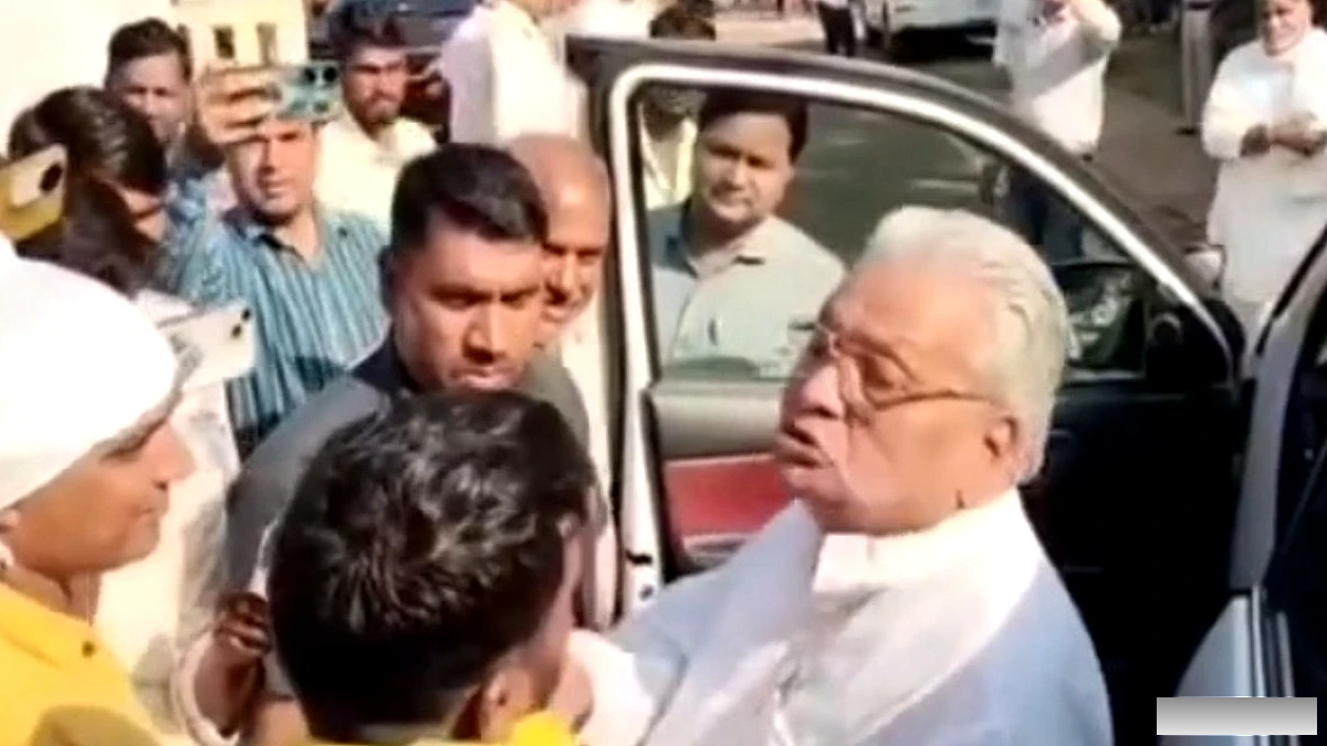 BJP विधायक पर युवक ने ‘आप गधे हो, मैं ग्रेजुएट हूं’ कहा, तालियों की गड़गड़ाहट
