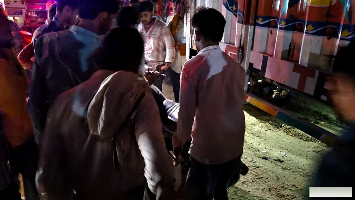 20‑वर्षीय युवक की बाइक से ट्रक में टकरा कर मौत, नाबालिग गंभीर