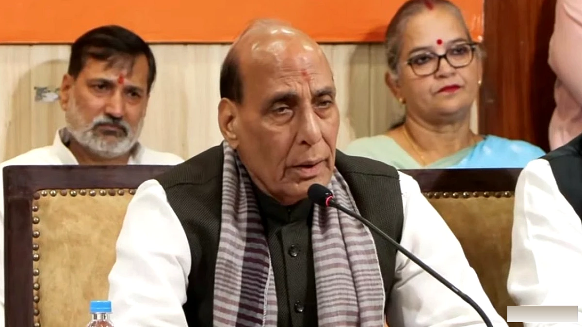 रक्षा मंत्री राजनाथ सिंह ने राहुल गांधी के वोट‑चोरी आरोपों को ‘हाइड्रोजन बम’ कहा, तंज में कहा दिवाली का पटाखा भी नहीं