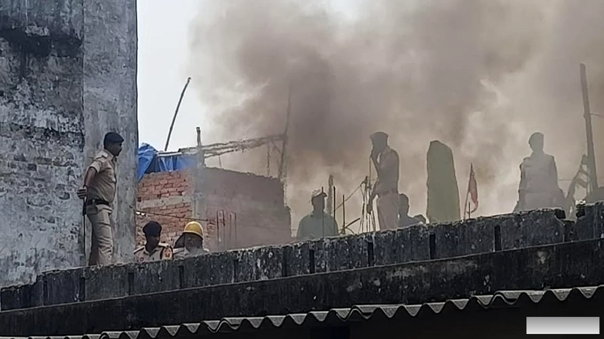 मोमबत्ती फैक्ट्री में गैस लीकेज से भड़की आग, संचालक झुलसे; सिलेंडर ब्लास्ट की आशंका से मची अफरातफरी