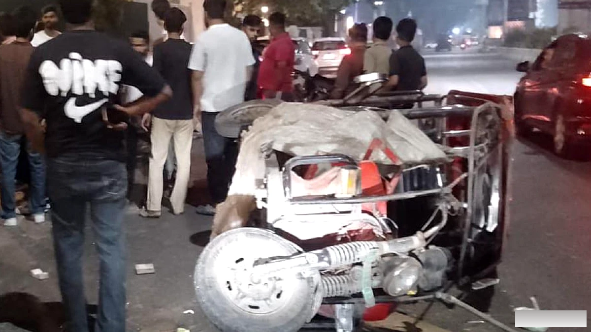 स्वरूपनगर में बेकाबू कार की टक्कर से ई-रिक्शा पलटा, तीन घायल