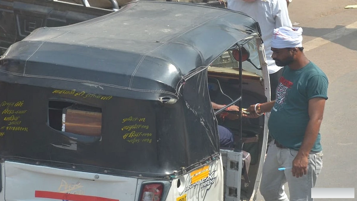 थाने के सामने वसूली का खेल: 30 रुपये में ऑटो, 1200 में बस, ट्रैफिक नियम तोड़ने की इजाजत
