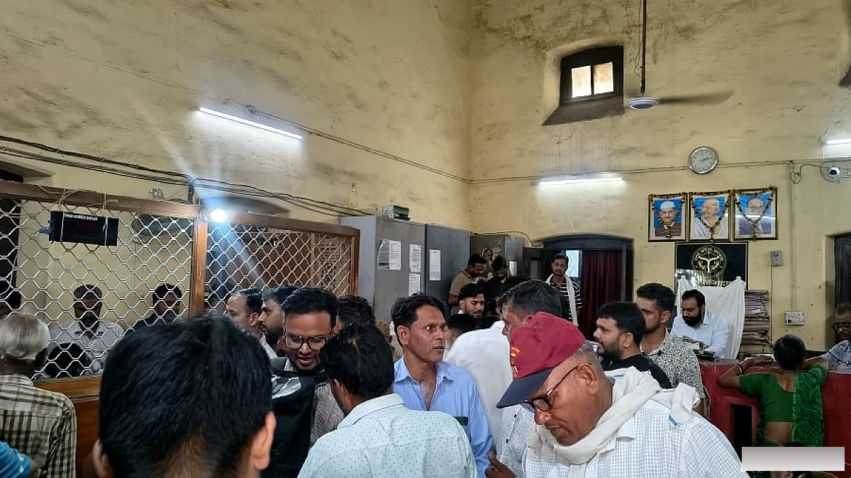 आगरा में रजिस्ट्री टोकन मशीन बंद, दो‑दो घंटे इंतजार कर लोगों को झंझट