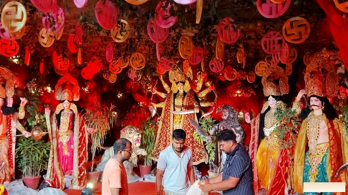 पट खुलते ही मां दुर्गा के दर्शन को पहुंचे भक्त, पंकज मार्केट का अनोखा पंडाल बना आकर्षण का केंद्र