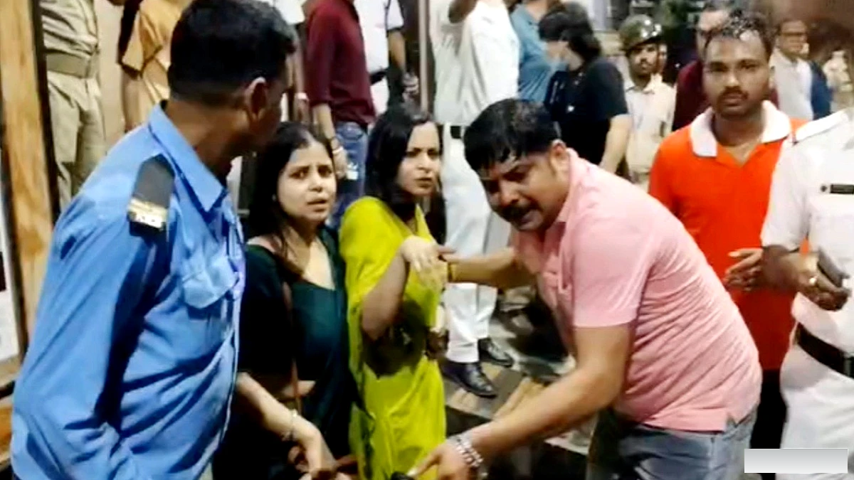 कोलकाता के चोरबागान दुर्गा पूजा पंडाल में संकरा द्वार और अंधेरा, भारी भीड़ से भगदड़, कई घायल