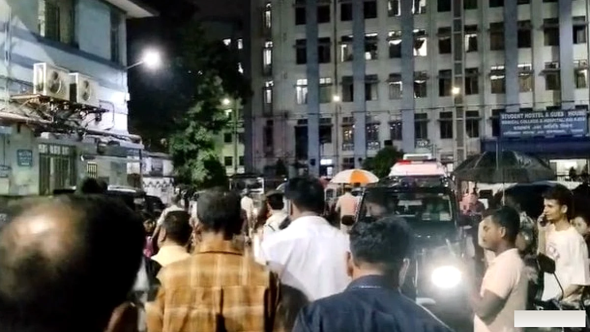 कोलकाता के चोरबागान दुर्गा पंडाल में बारिश के दौरान भीड़ के दबाव से ढहाव, 17 मौतें, 40 घायल