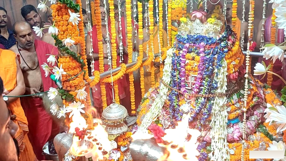 नवरात्र में आधी रात तक गूंज रहे मां अंबिका के जयकारे, मन्नत पूरी होने पर भक्त करा रहे विशेष शृंगार