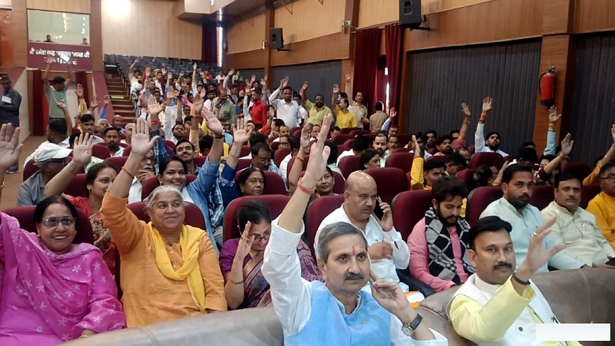 मंडल अध्यक्ष कहाँ हैं, फोन करके बुलाओ' – अलीगढ़ में भाजपा के 27 में से 16 सदस्य अनुपस्थित