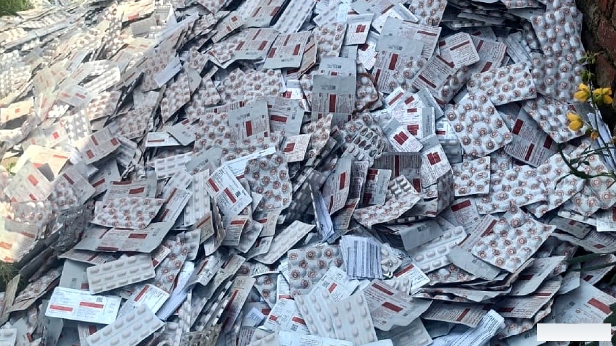 यूपी में नालों, झाड़ियों और कुएँ में मिलीं प्रख्यात दवाओं के अवशेष, अब राजस्थान‑मध्यप्रदेश में गोदामों की खोज