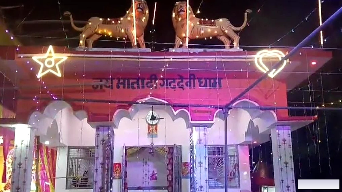 नवरात्र में उमड़ती है भीड़, लेकिन मंदिर परिसर में गड्ढे; आखिर कब बदलेगी तस्वीर?