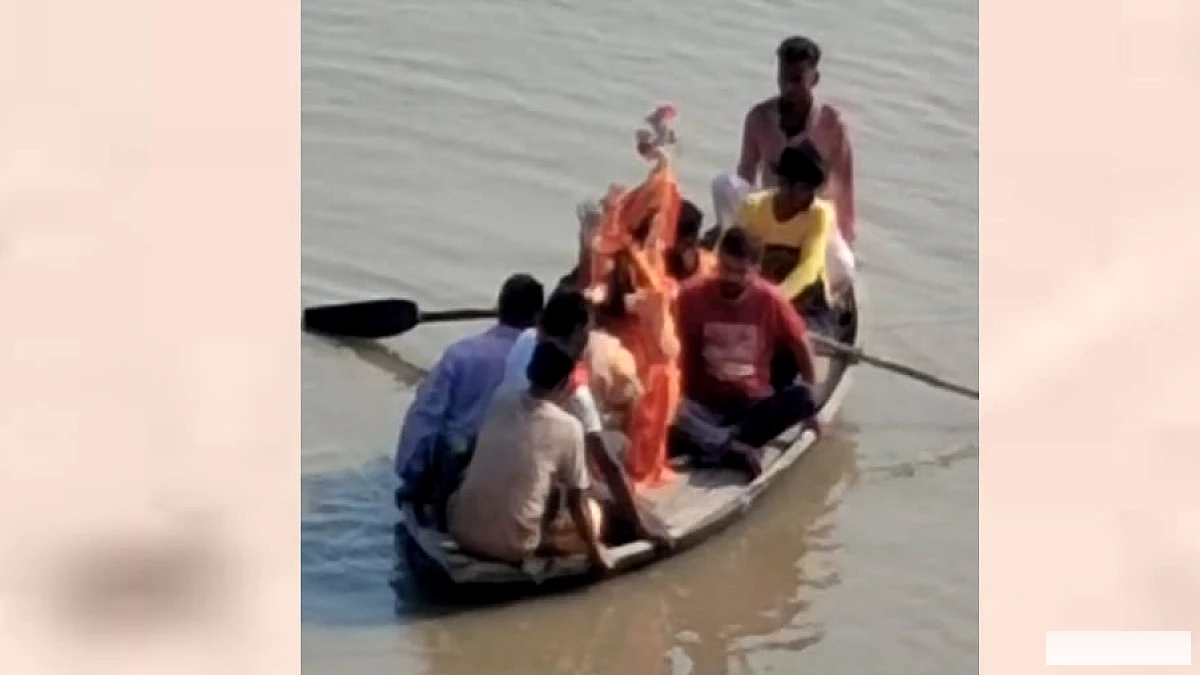 शुक्लागंज में दुर्गा मूर्ति विसर्जन के दौरान गंगा में पलटी नाव, सात सवार बचे