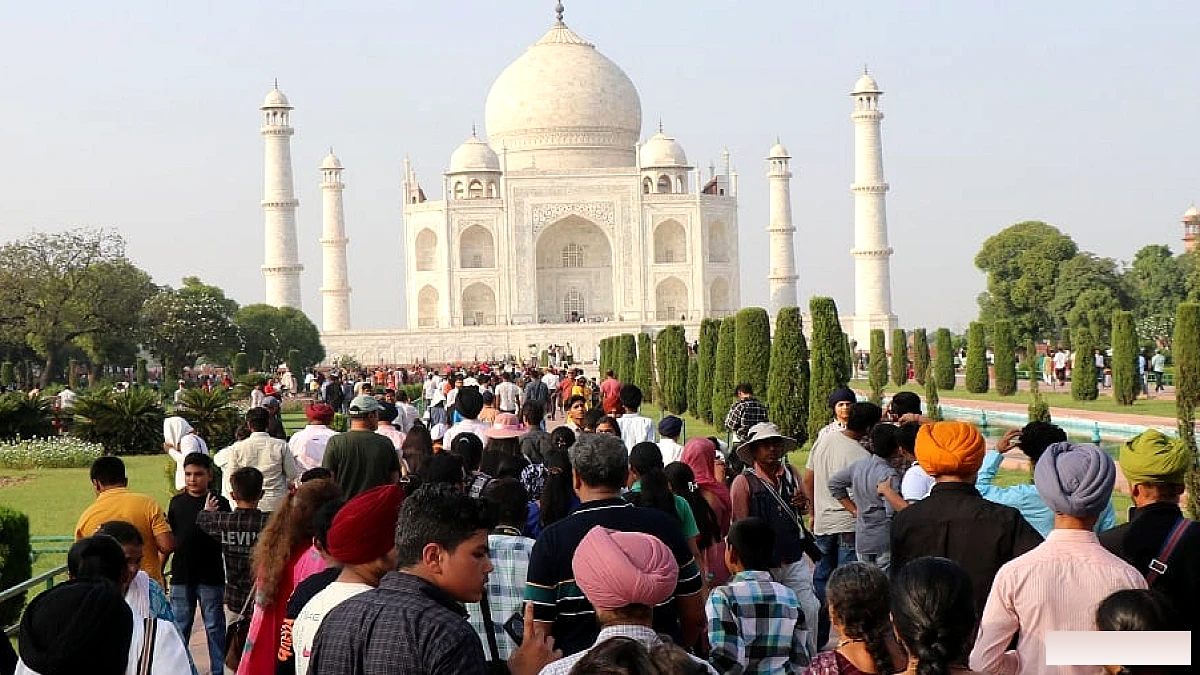 ताजमहल पर पर्यटकों का सैलाब, 32,000 से अधिक आगंतुक, सुबह से लंबी कतारें