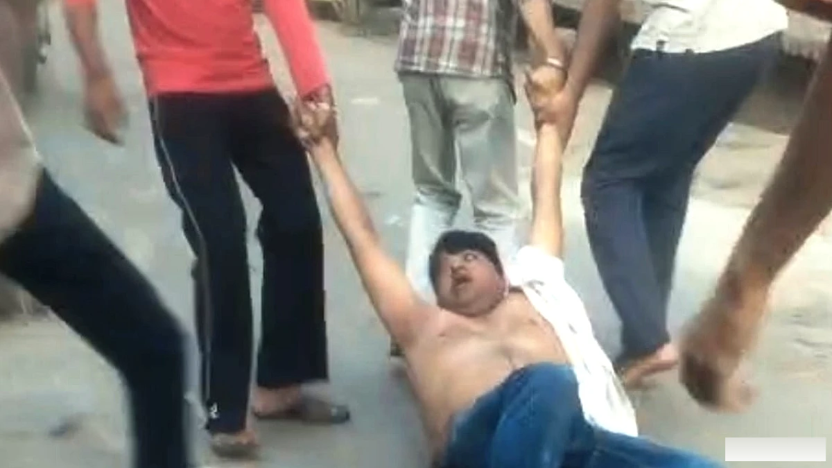 रंजिश में युवक को बेरहमी से पीटा, सड़क पर घसीटा, नौ आरोपियों पर रिपोर्ट; देखें घटना का वीडियो