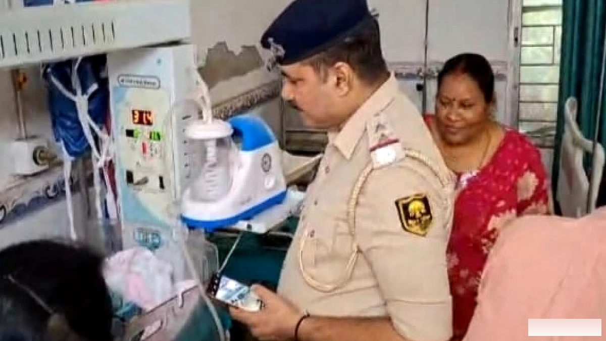 नवजात लड़की को झाड़ियों में फेंका, पुलिस ने अस्पताल पहुँचाया