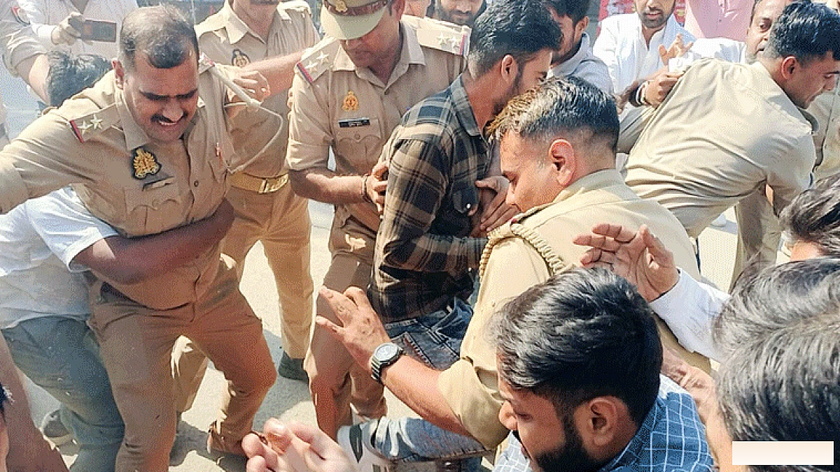 शाहजहांपुर में पुतला दहन के दौरान पुलिस के छह दरोगा भी नहीं रोक पाए, कांग्रेस नेता के गिरेबान पर टकराव भड़का