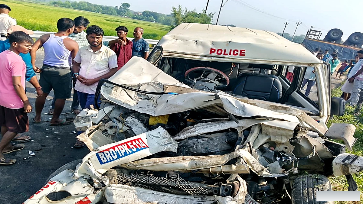 27 के गड्ढे में पुलिस चालक की जान गई, बोलेरो ट्रक से टकरा कर पलट गया