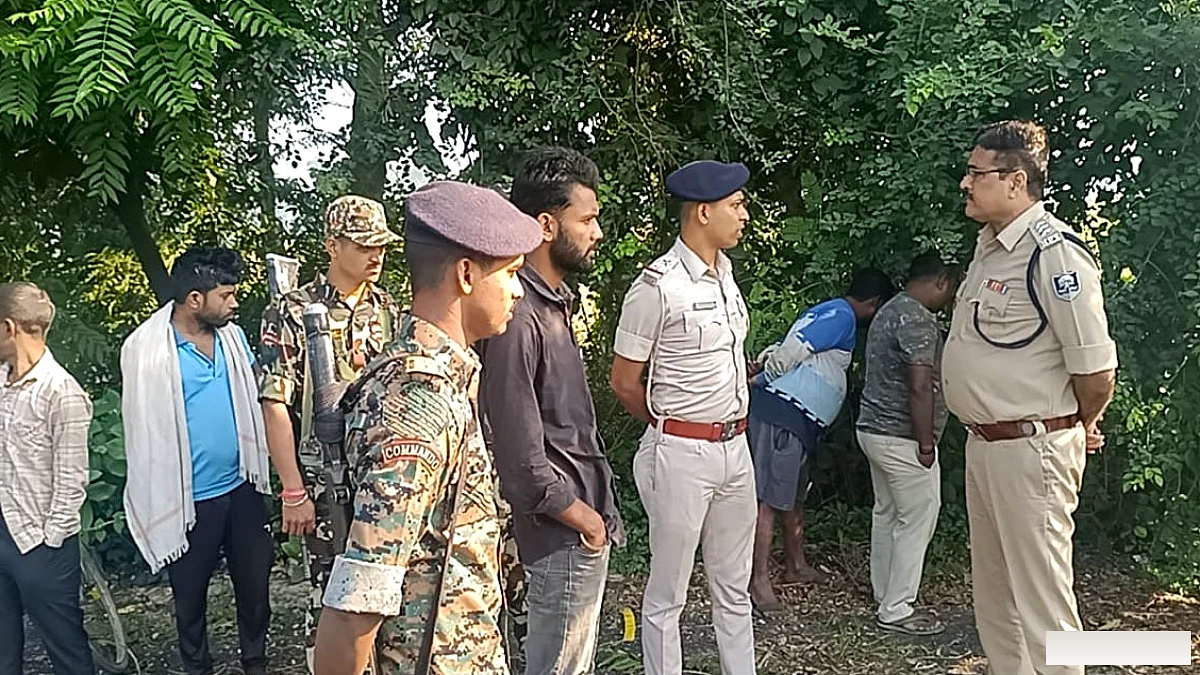 सड़क किनारे झाड़ियों में मिला 35-40 वर्षीय व्यक्ति का शव, पहचान में जुटी पुलिस