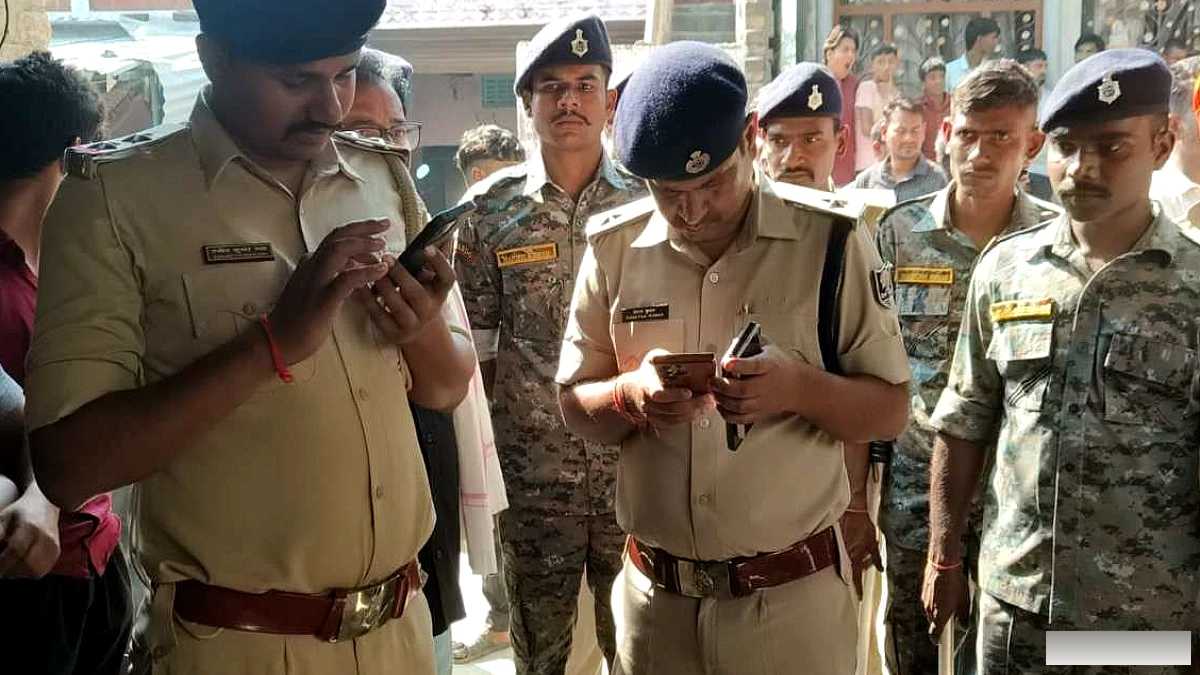 पड़ोसियों के बीच खूनी झड़प, चाकू से हमला कर बुजुर्ग की हत्या; मां को बचाने में बेटा भी घायल