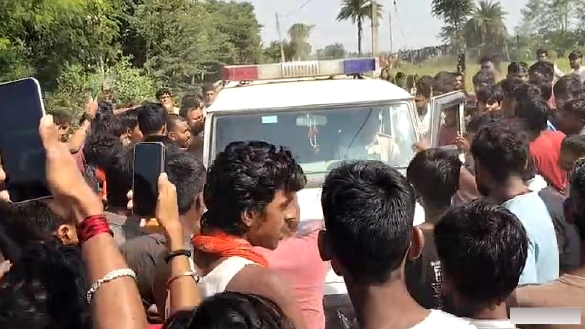 किसने फैलाई बच्चा चोरी की अफवाह? गांव वालों ने दो युवकों को पेड़ से बांधकर बेरहमी से पीटा